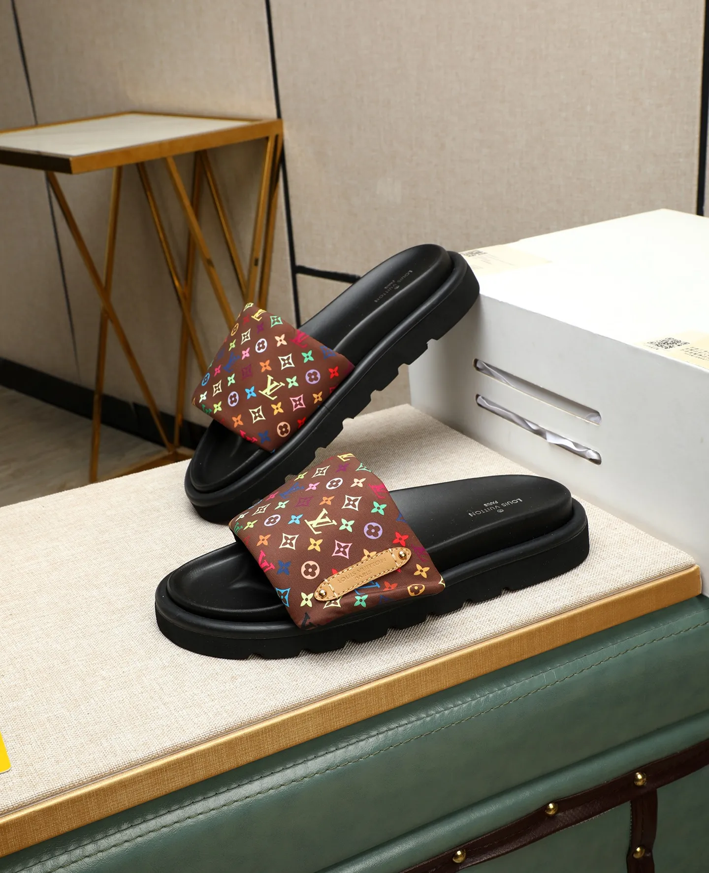 Factory price 360 ​​🐢🐢Men's shoes for couples, with drawer box [LOUIS VUITTON] Louis Vuitton, the latest LV official website printed wallet and men's and women's slippers 🔥🔥🔥 are now on the market. The drawer box is packaged with cloth bags and cards. The upper pattern looks very soft and waxy, and is a super versatile leg slimming tool. Fabric: Imported denim/down silk cotton embossed, LV hardware LOGO, official website pattern printing, lining: water-dyed sheepskin down filling, comfortable to wear, feet: high-elastic PU water platform. Sole: foam sole, heel height: about 5cm. Code number 36-44, (35 45 customized)